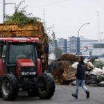 کشاورزان فرانسوی مسیر پالایشگاه‌ها و انبارهای نفتی را بستند